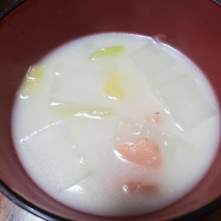 サーモンと白菜の牛乳スープ